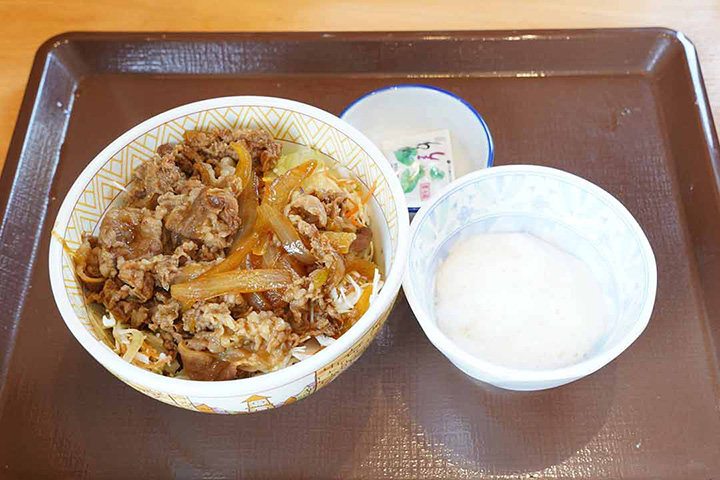 わさび山かけ牛丼ライト（並盛）